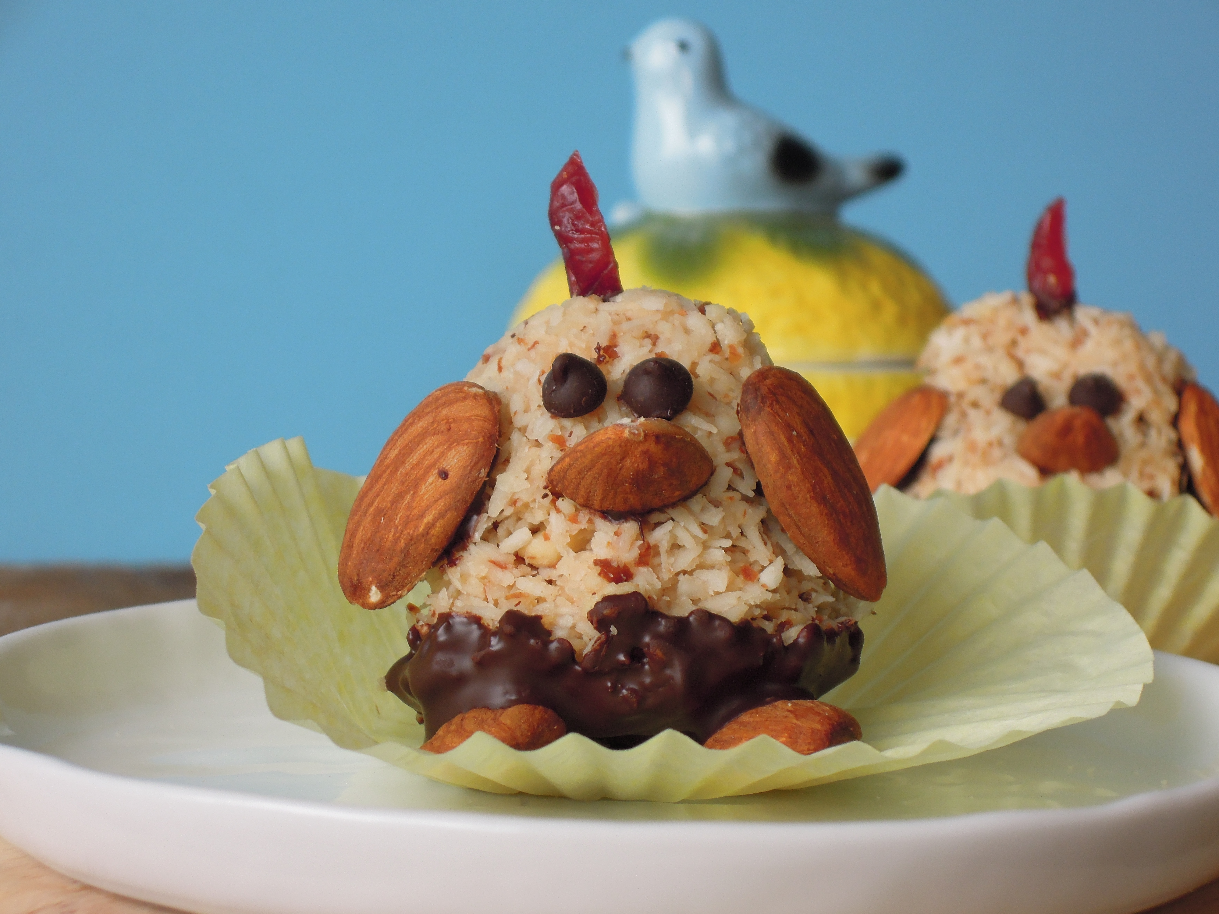 Easy-to-assemble Baby Chick Macaroons; perfect for an Easter treat!